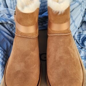 NWT UGG SHORT BOOT SIZE 8 WITH BLIND DECOR